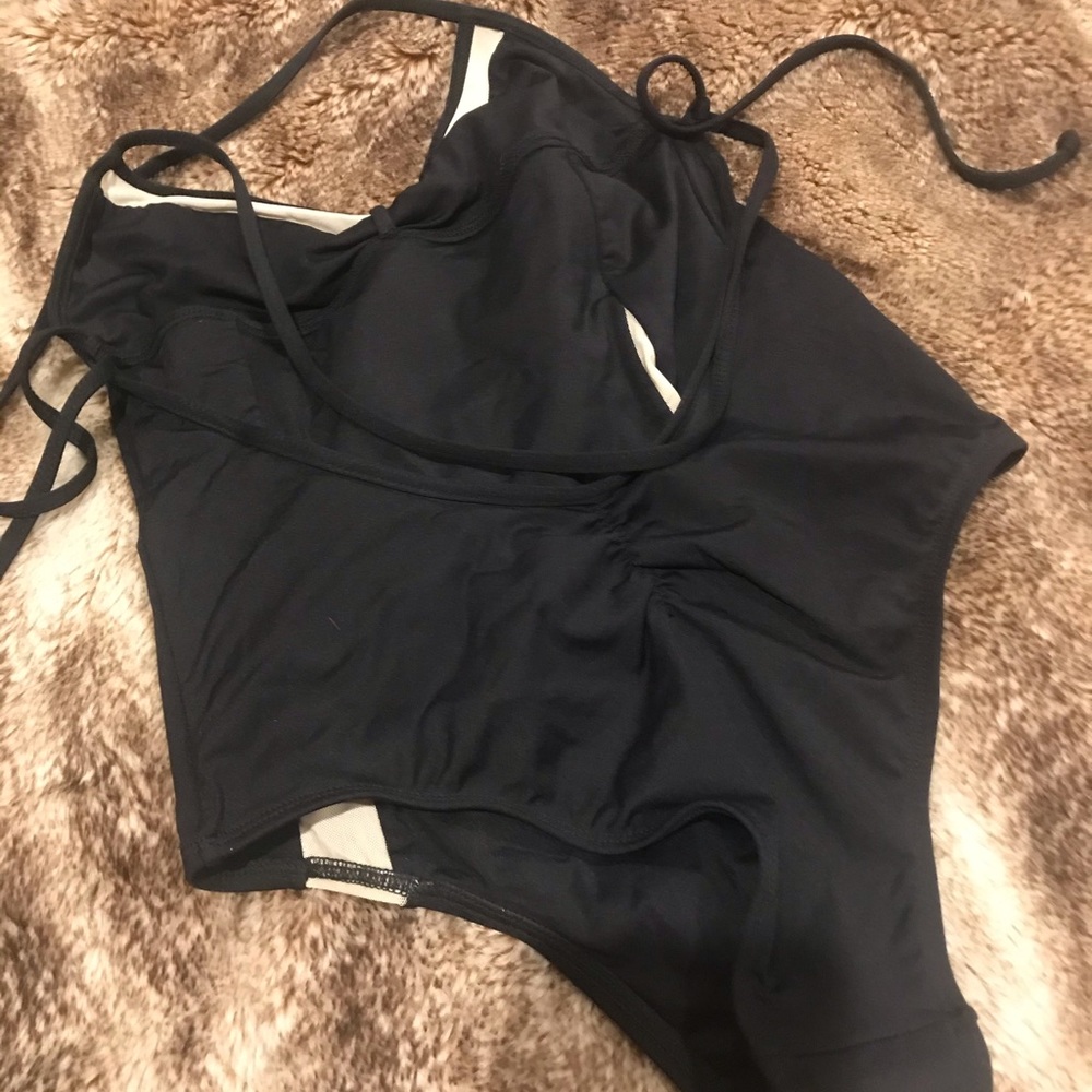 One bathing suit - Picture 2 of 3